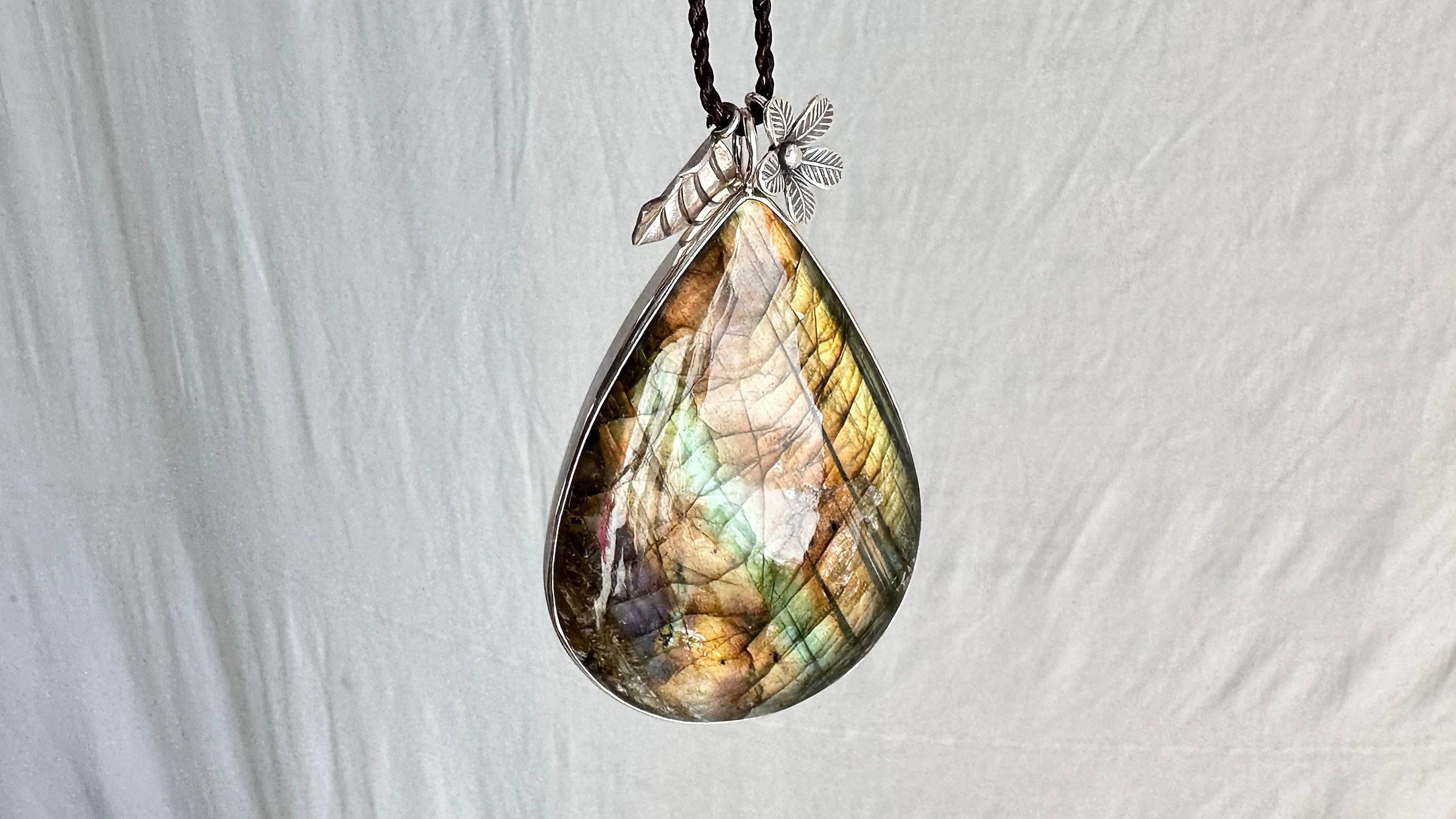 Labradorite and Silver Pendant Necklace. 0920