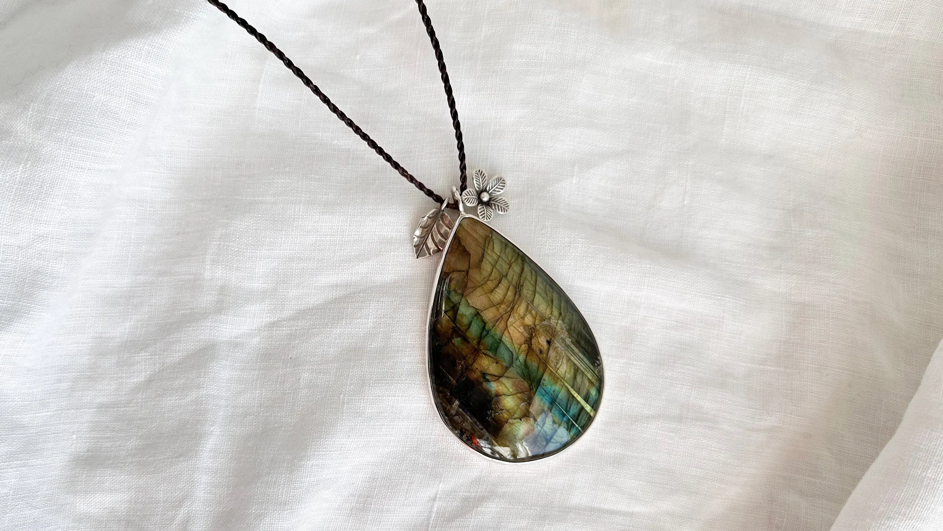 Labradorite and Silver Pendant Necklace. 0920