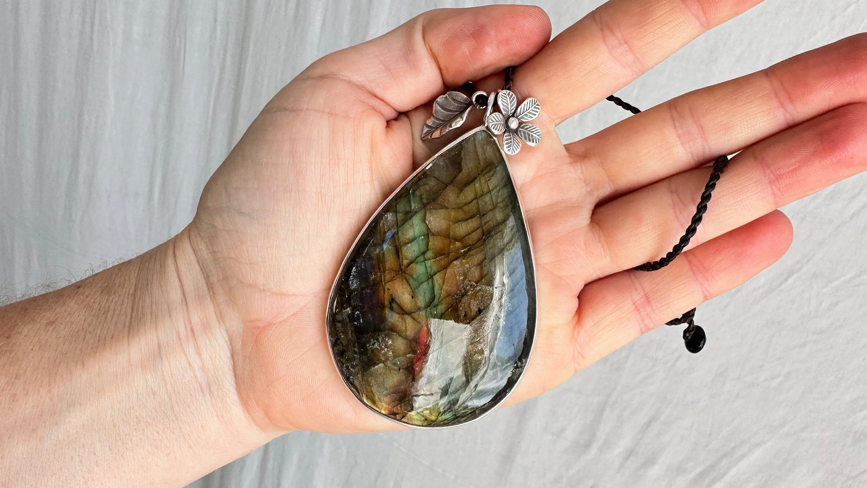 Labradorite and Silver Pendant Necklace. 0920
