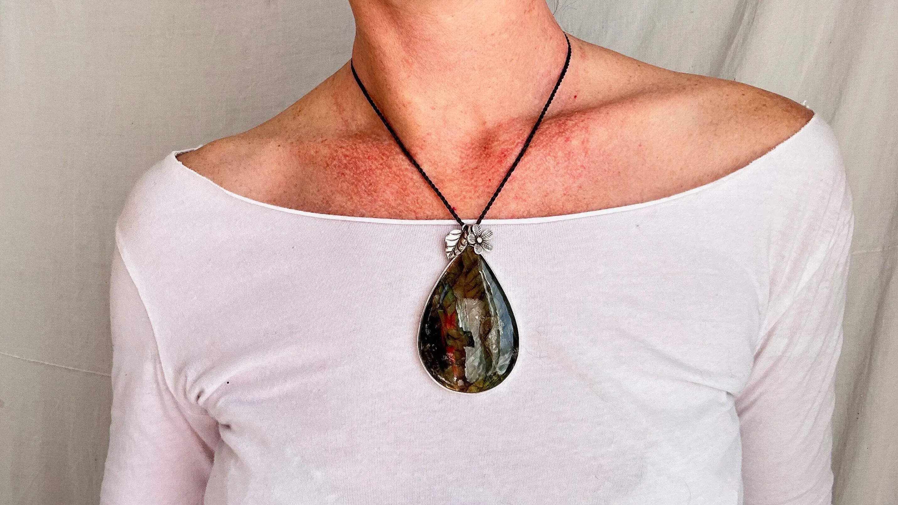 Labradorite and Silver Pendant Necklace. 0920