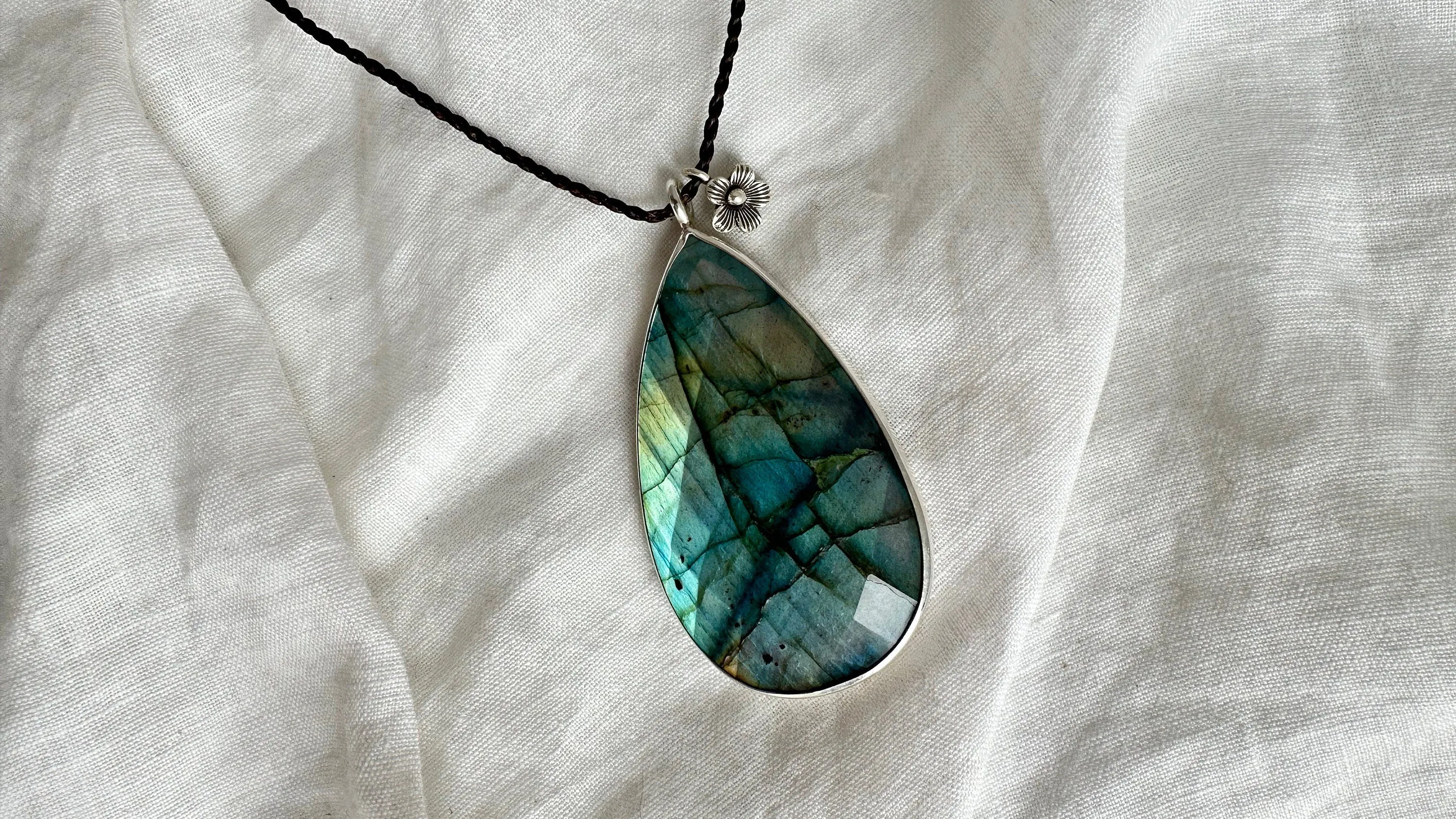 Labradorite and Silver Pendant Necklace. 0975