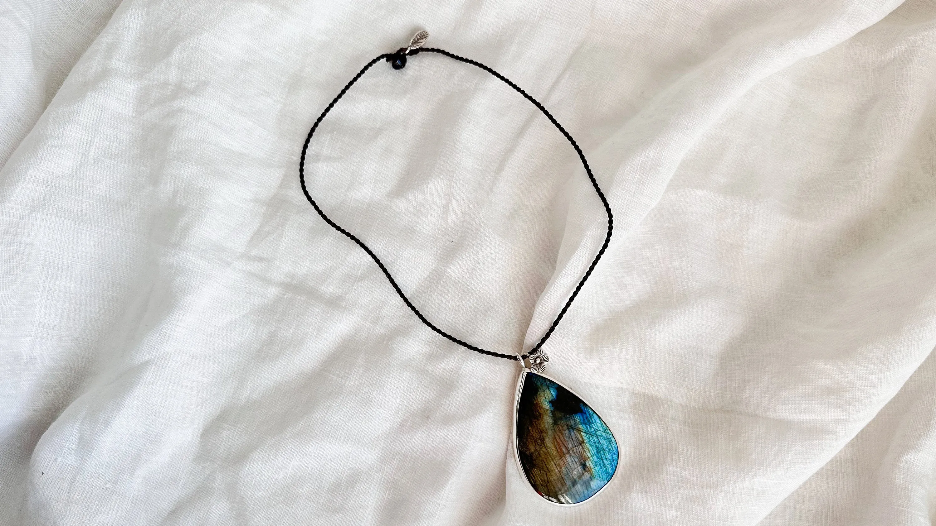 Labradorite and Silver Pendant Necklace. 1300