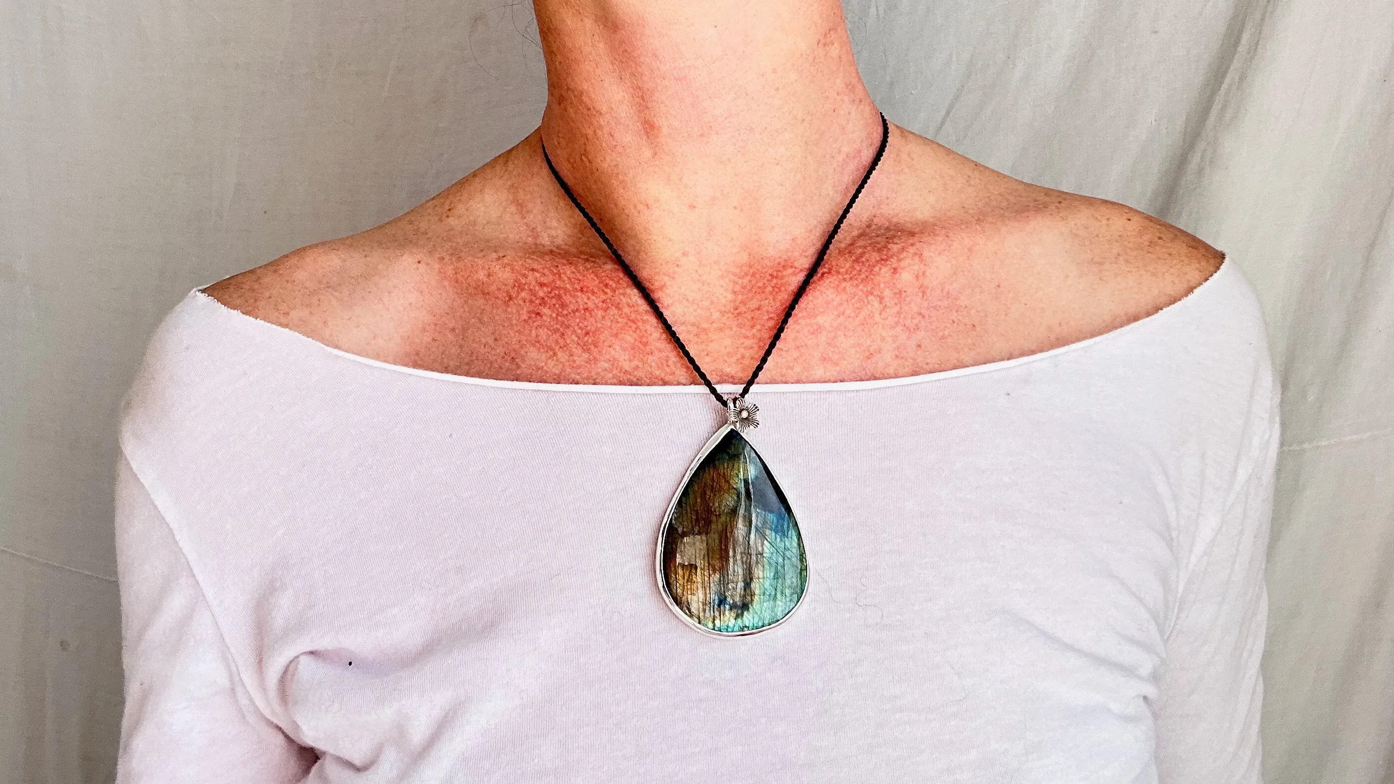 Labradorite and Silver Pendant Necklace. 1300