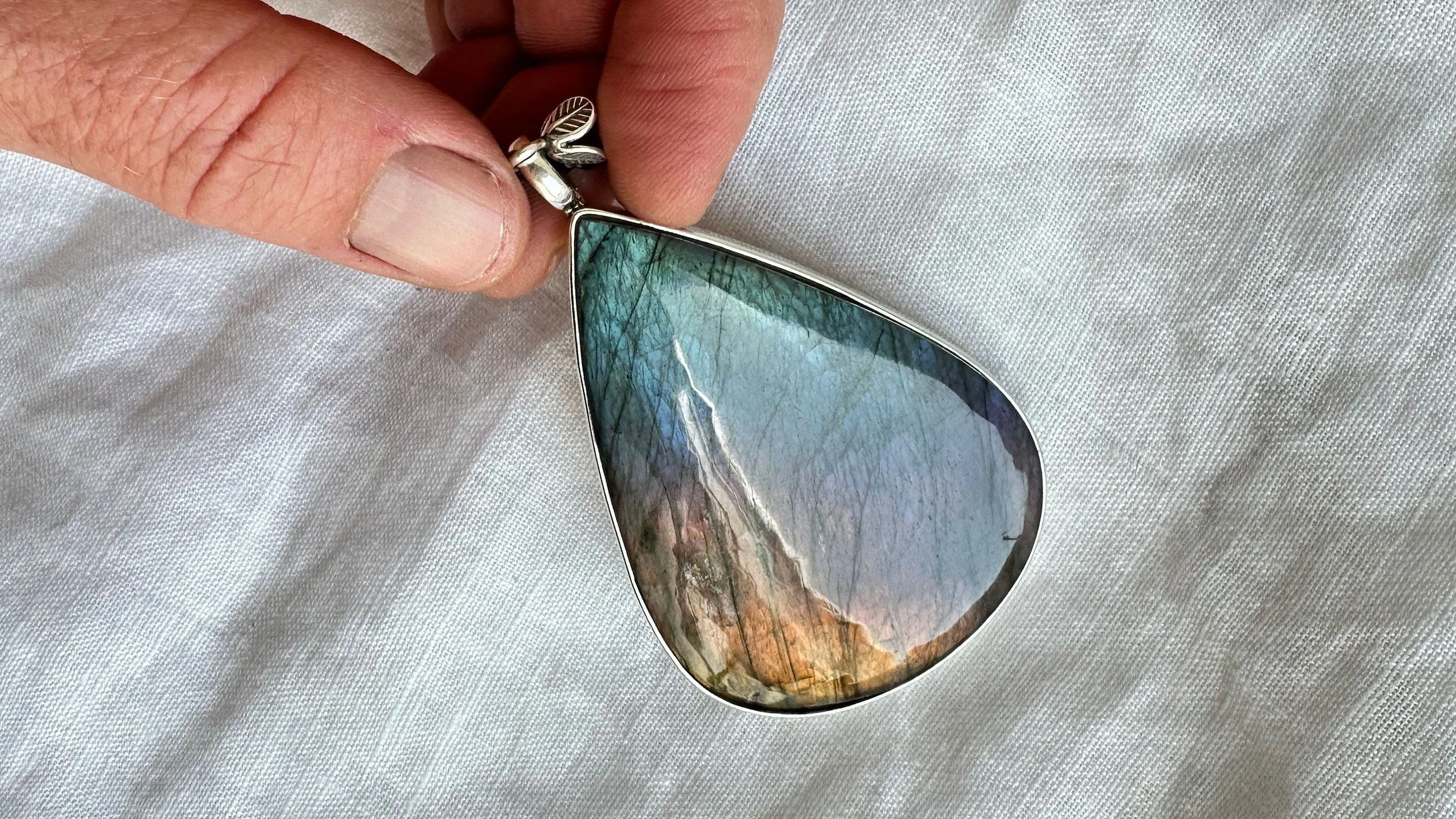 Labradorite and Silver Pendant Necklace. 2379