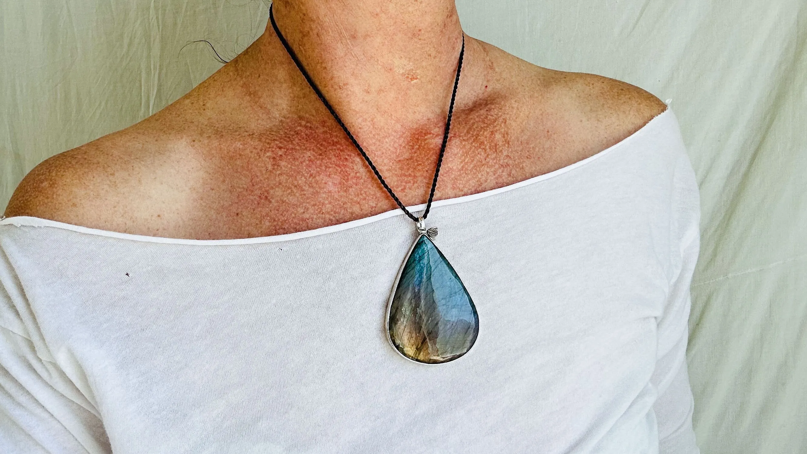 Labradorite and Silver Pendant Necklace. 2379